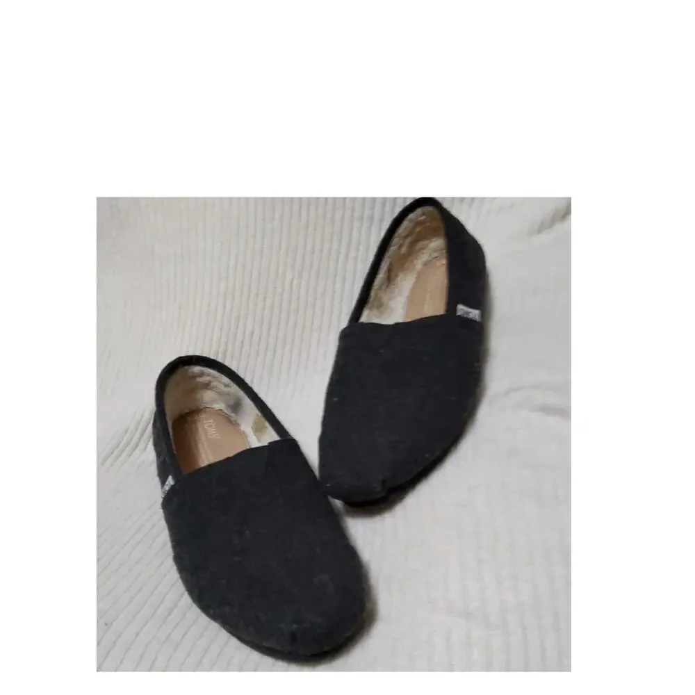 TOMS fleece lined shoes 8,5